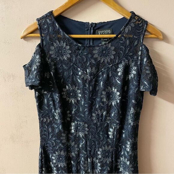 Enfocus Studio Navy Lacey Floral Metallic Cold-Shoulder Maxi Dress Size 4 GUC - Picture 3 of 11